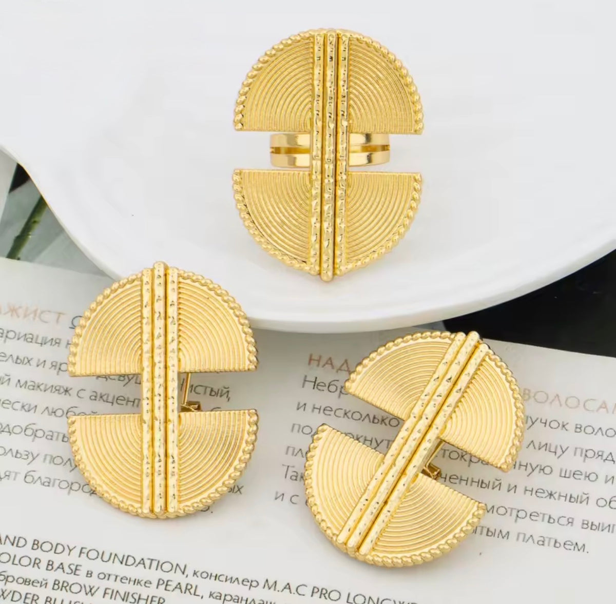 Parure ethnique : boucles d'oreilles + bagues